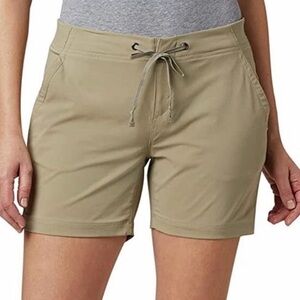 Columbia Women's Khaki Cargo Shorts size 2 5L
